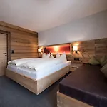 Hotel & Fuegen