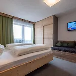 Hotel & 3*