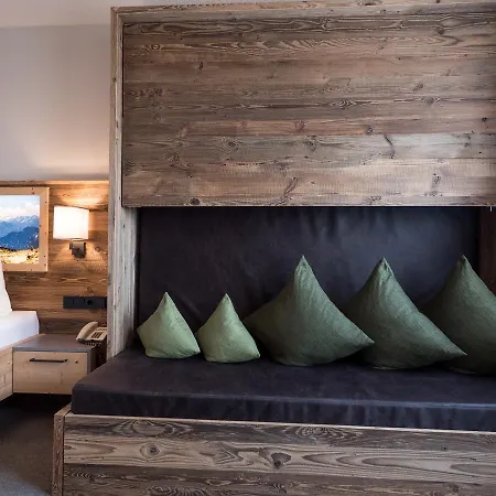 Hotel & Mit Fuegen