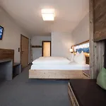 & Szálloda 3*